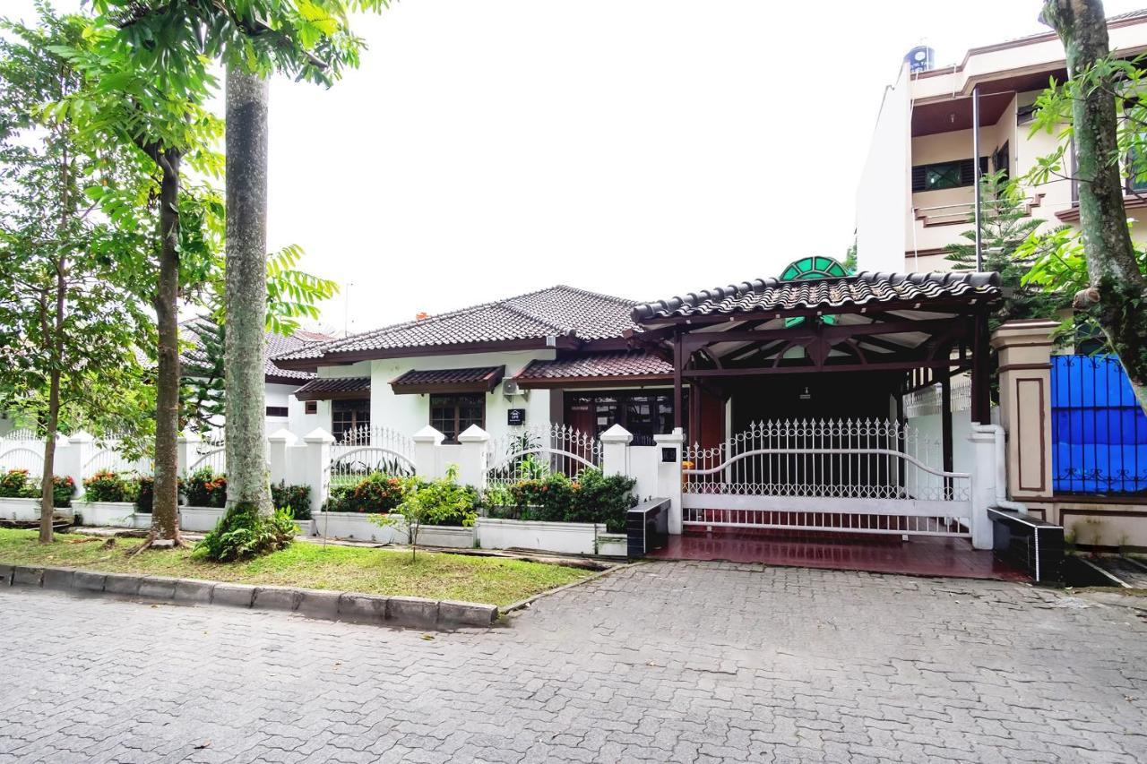 Hotel Oyo Living 2843 Raz House Syariah Medan Exterior foto