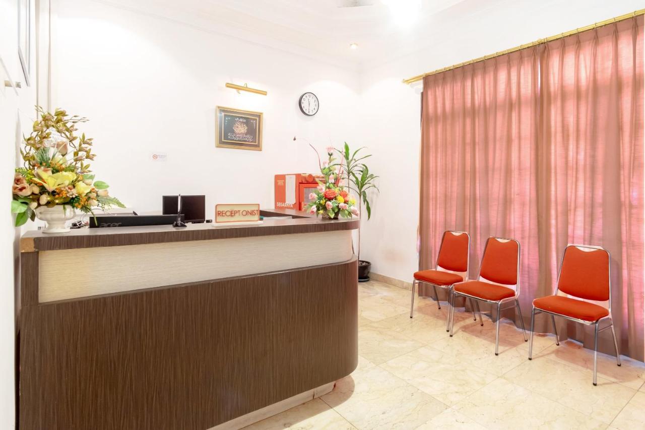 Hotel Oyo Living 2843 Raz House Syariah Medan Exterior foto