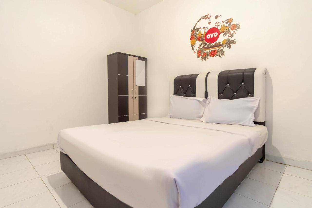 Hotel Oyo Living 2843 Raz House Syariah Medan Exterior foto