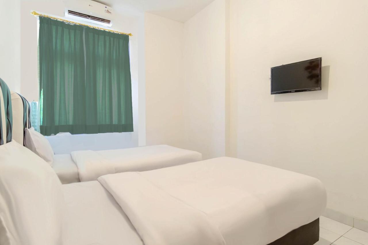 Hotel Oyo Living 2843 Raz House Syariah Medan Exterior foto