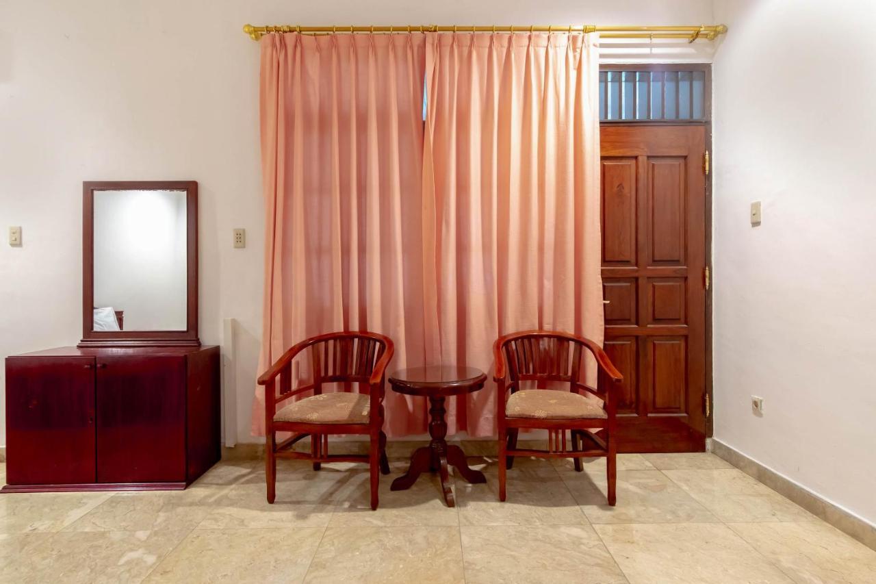 Hotel Oyo Living 2843 Raz House Syariah Medan Exterior foto