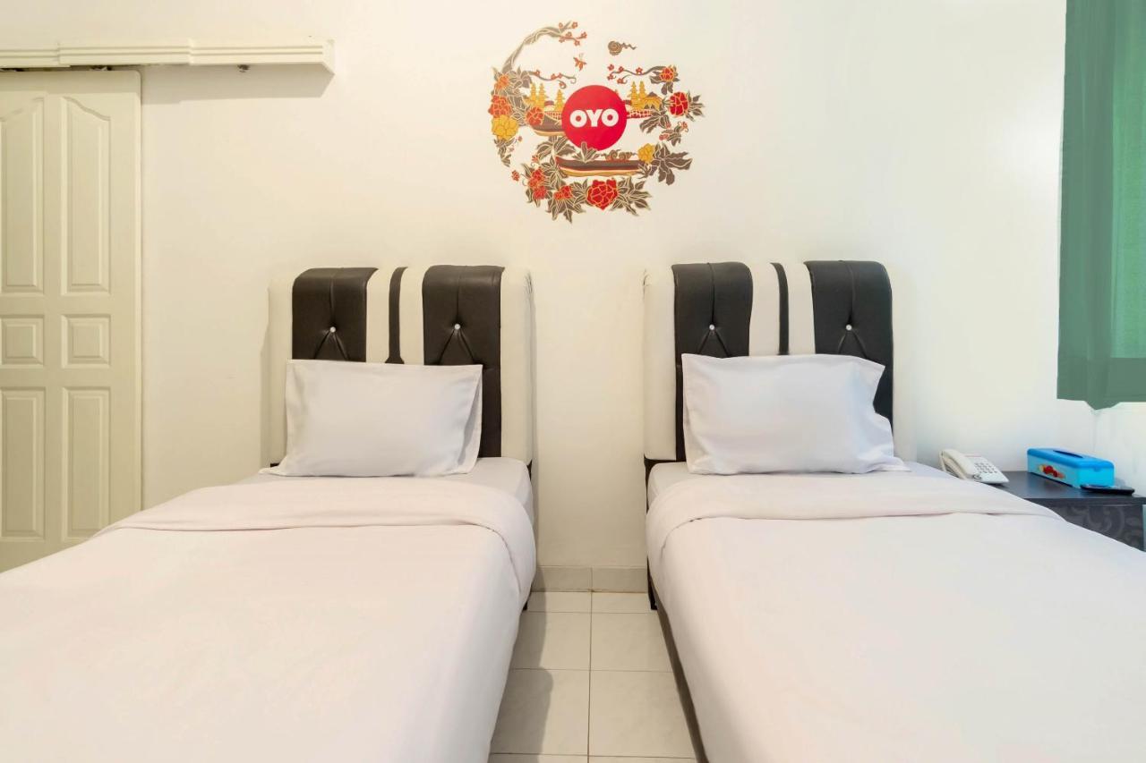 Hotel Oyo Living 2843 Raz House Syariah Medan Exterior foto